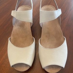 Dansko VERA Sand Nubuck Sandal 40